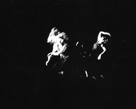 Niewyraźne, rozmazane zdjęcie. Grupa aktorek wygląda, jakby tańczyła. Wydają się wystraszone.