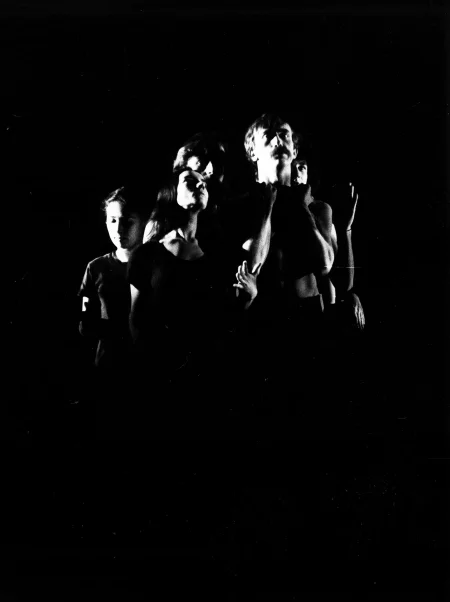 Dwie aktorki i dwóch aktorów stoi bardzo blisko siebie. Ich twarze są zwrócone w różnych kierunkach. Mają smutny wyraz twarzy.