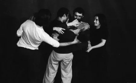 Grupa aktorów i aktorek. Wszyscy stoją blisko siebie. Wyglądają, jakby się przytulali. Niektórzy się uśmiechają.