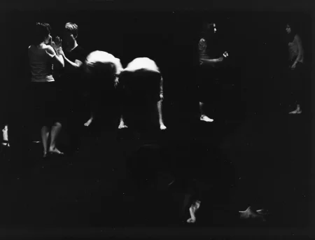 Niewyraźne zdjęcie. Grupa aktorów i aktorek stoi w parach. Wspólnie wykonują podobne pozy.