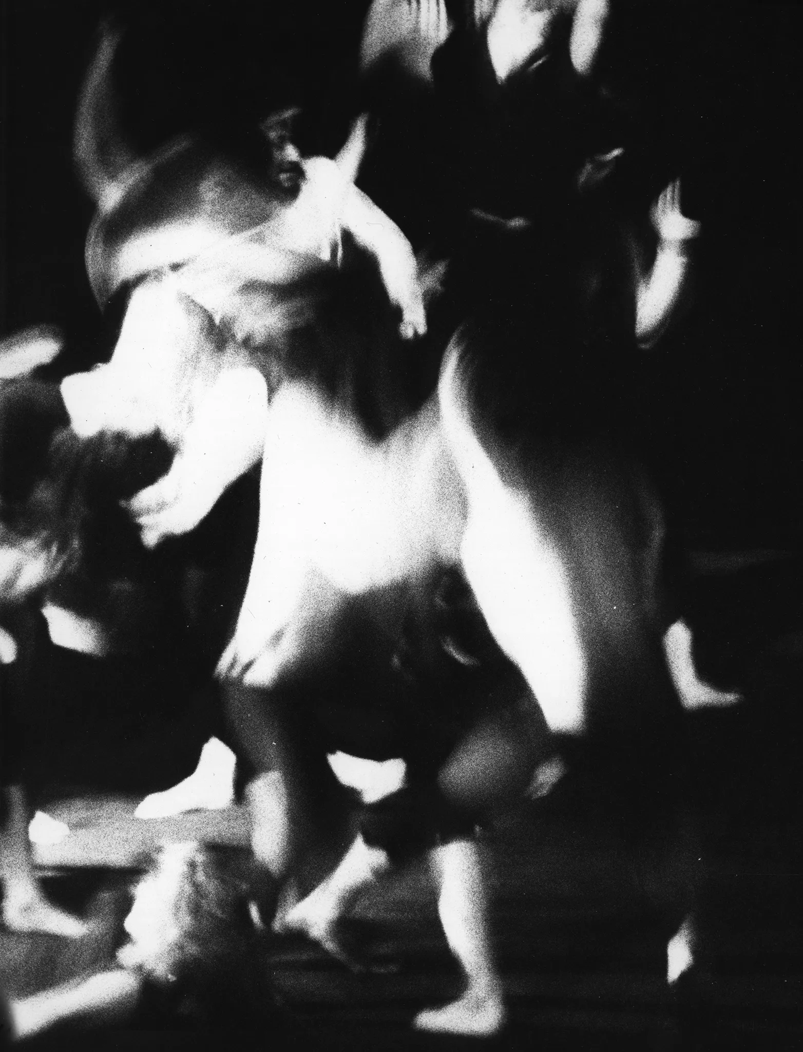 Niewyraźne, rozmazane zdjęcie. Grupa bosych aktorów wygląda, jakby tańczyła.