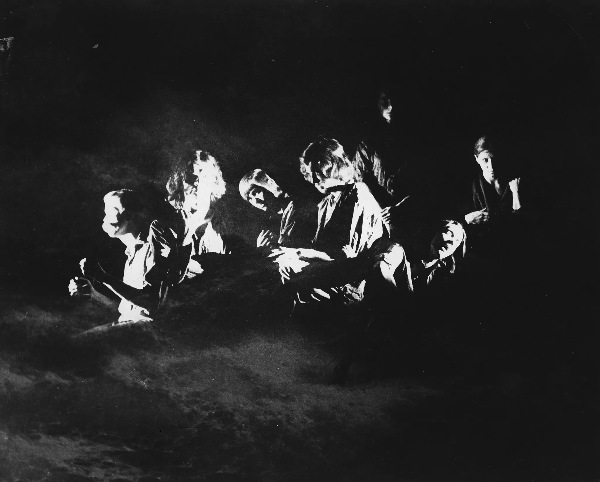 Niewyraźne zdjęcie. Grupa aktorów i aktorek. Wyglądają, jakby siedzieli na ciemnej chmurze.