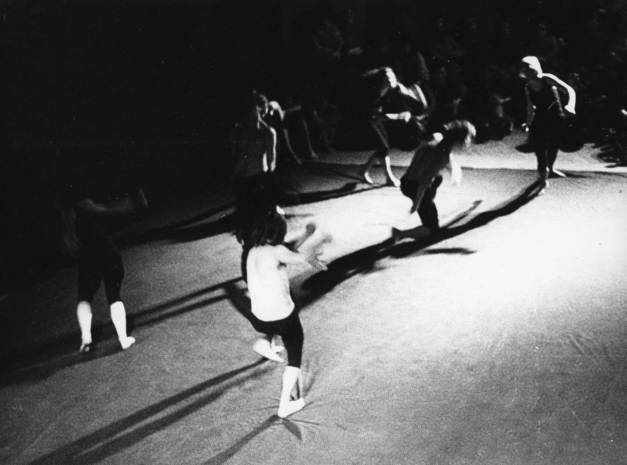 Scena wyglądająca jak wyłożona prześcieradłem. Na scenie grupa aktorów i aktorek widzianych od góry.Stoją oddzielnie wykonując bardzo ekspresyjne ruchy. Na drugim planie siedząca grupa widzów.