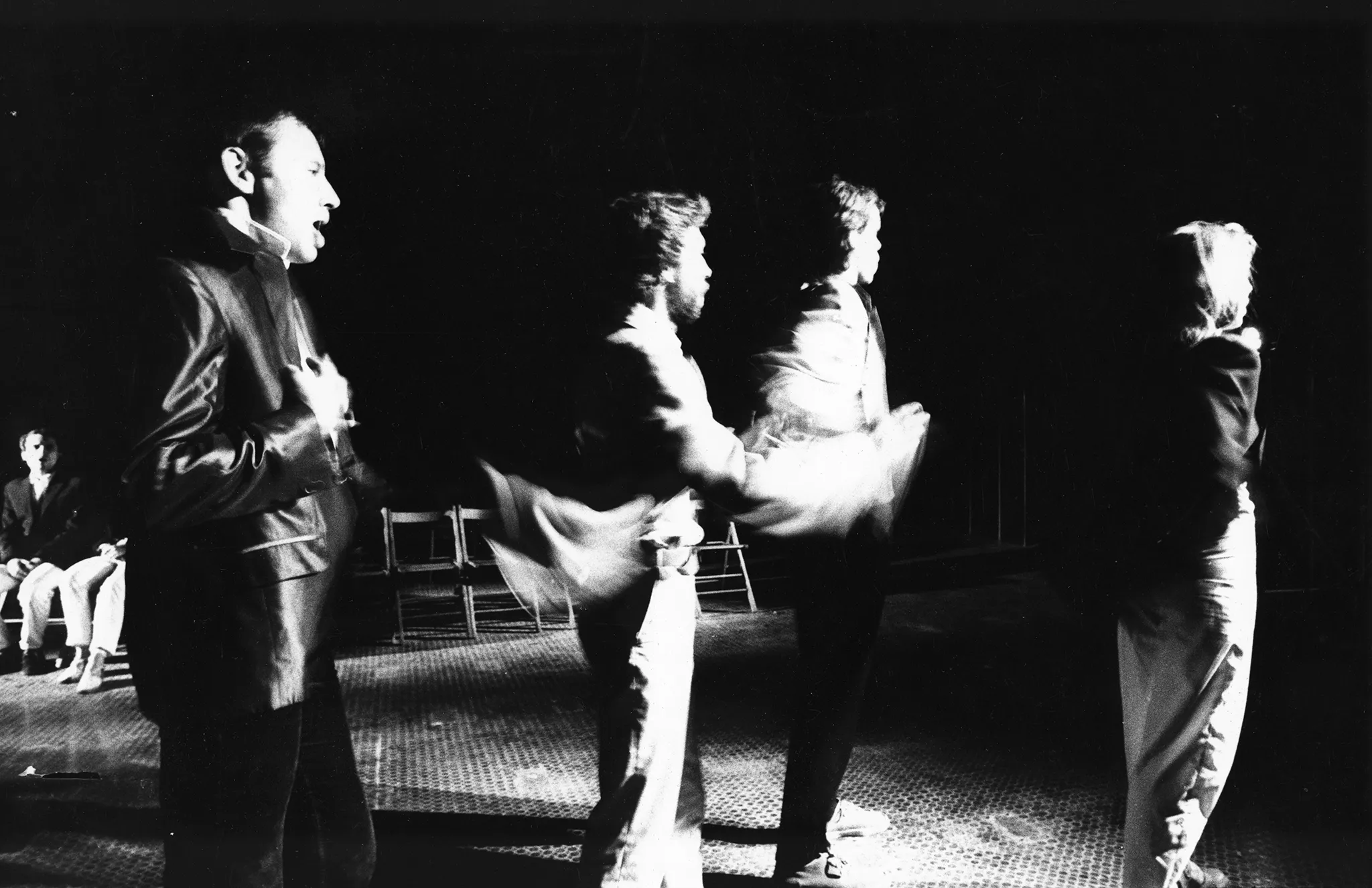 Trzy zdjęcia jedno pod drugim. Zdjęcie na górze przedstawia pustą ulicę między budynkami. Środkowe zdjęcie przedstawia szlaban i zakaz przejścia na ulicy. Zdjęcie na dole przedstawia poszarpaną witrynę sklepową. Na budynku widnieje napis "SEMPRINI".