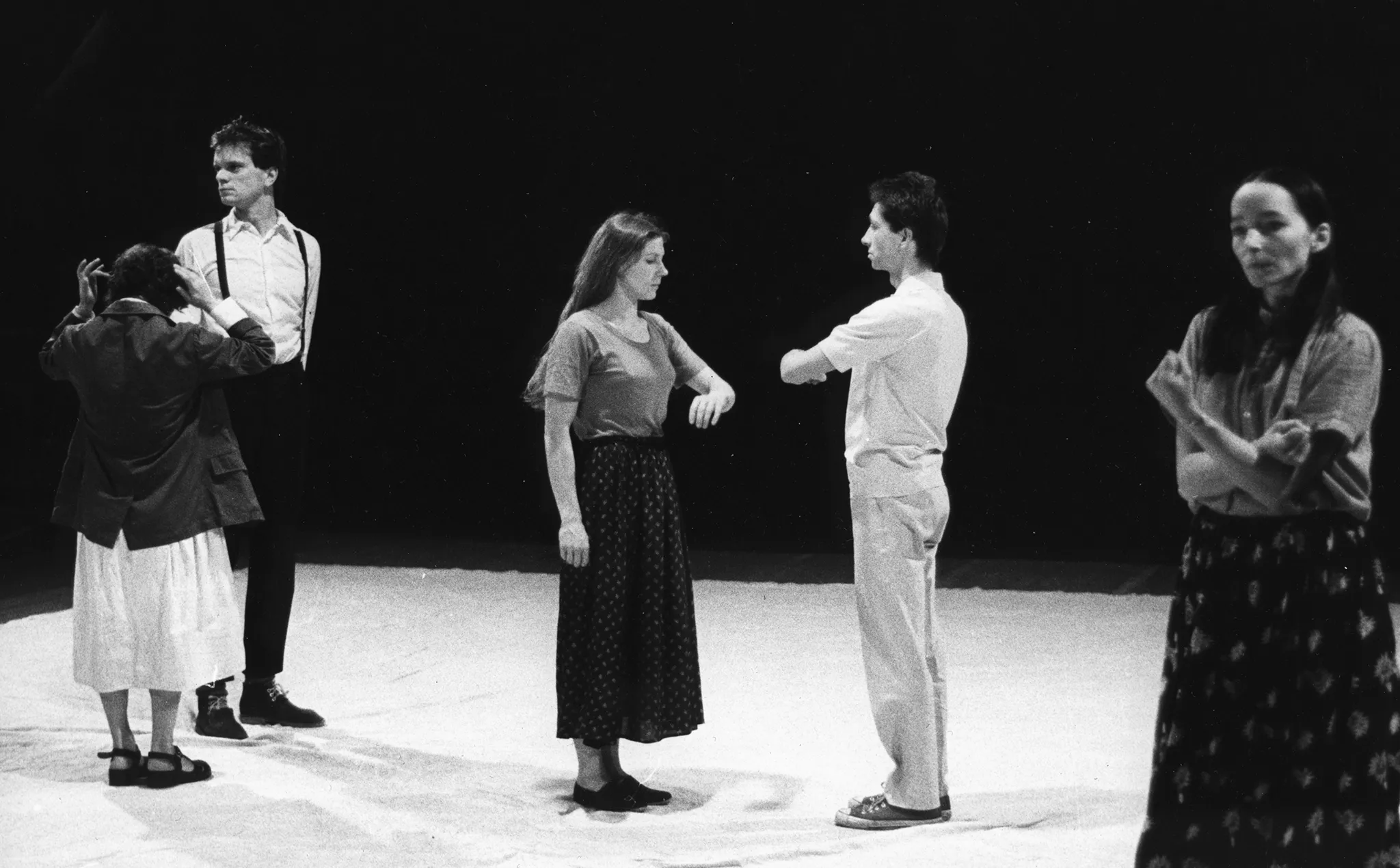 Na białej płachcie stoją trzy aktorki i jeden aktor. Aktorki ubrane są na czarno, aktorzy na biało. Dwóch aktorów i dwie aktorki stoją w parach. Aktorka z prawej strony stoi sama. Wygląda na zdenerwowaną.