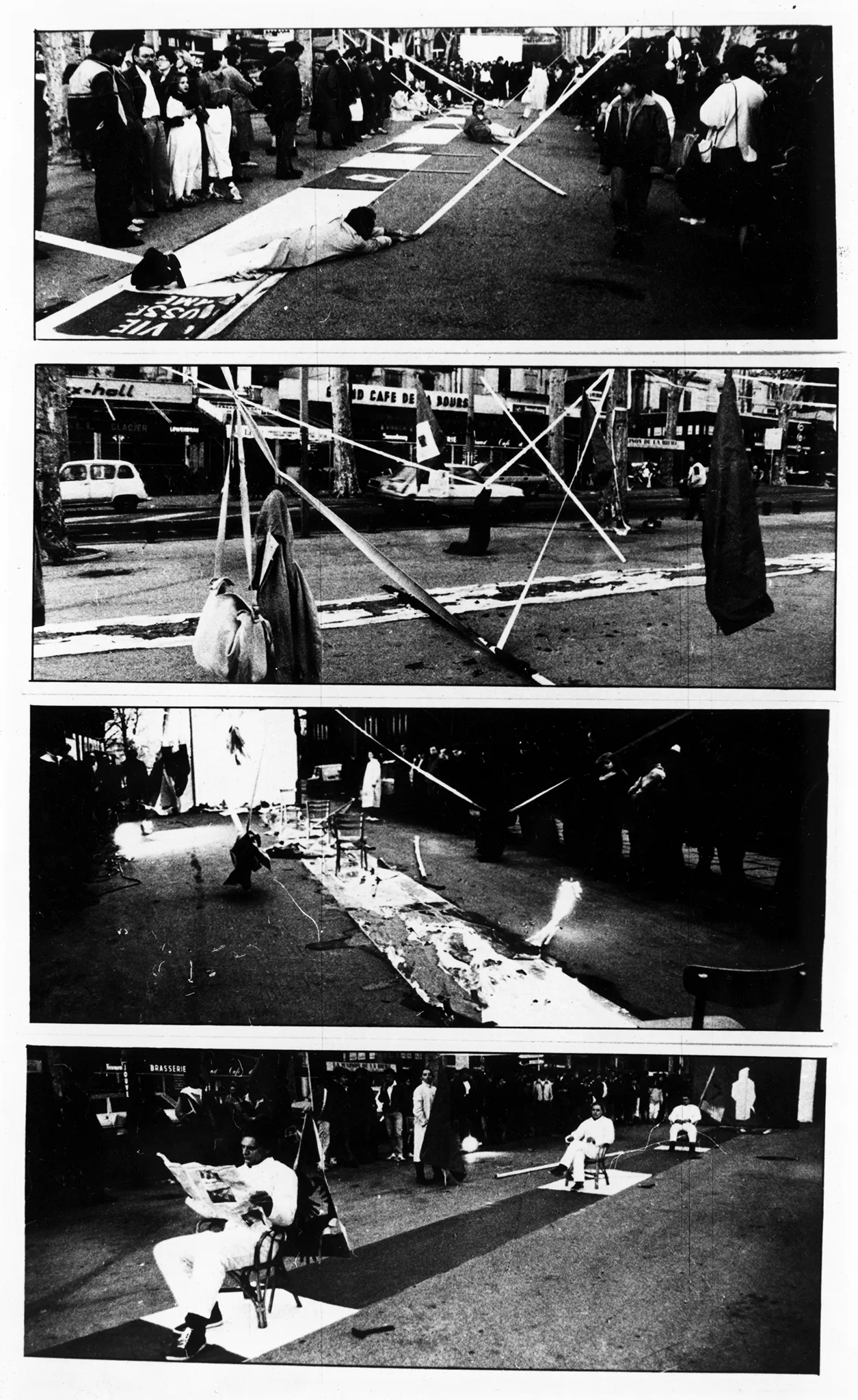 Cztery zdjęcia jedno pod drugim. Wszystkie przedstawiają przestrzeń miejska i wybieg rozwinięty na środku ulicy. Na zdjęciu na górze na wybiegu leżą aktorzy. Po obu stronach wybiegu stoją widzowie. Na drugim zdjęciu od góry wybieg jest brudny. Nad wybiegiem wiszą linki, na których wiszą ubrania i fragmenty materiałów. W tle widać budynki, samochody i przechodniów. Na trzecim zdjęciu od góry na wybiegu stoją krzesła. W niektórych miejsach wybieg jest podpalony. Na zdjęciu na dole na wybiegu stoją krzesła. Na krzesłach siedzą aktorzy czytający gazetę. Obok wybiegu stoi grupa widzów.